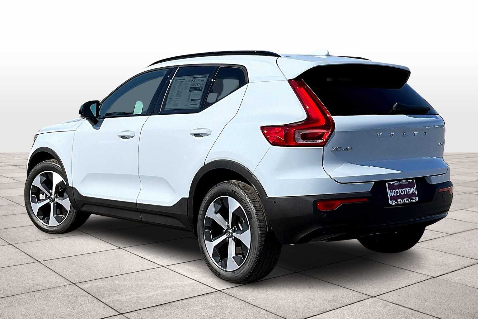 2026 Volvo XC40 B5 Plus photo 2