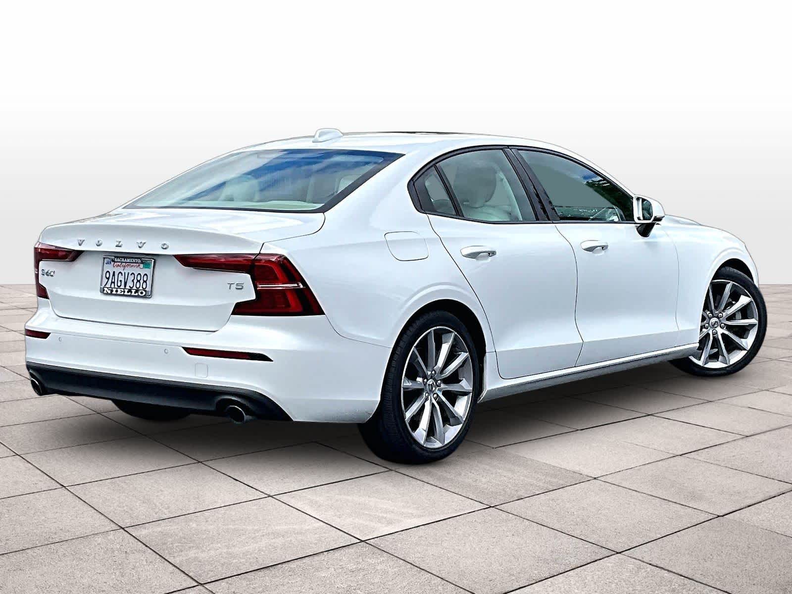 2019 Volvo S60 Momentum photo 2