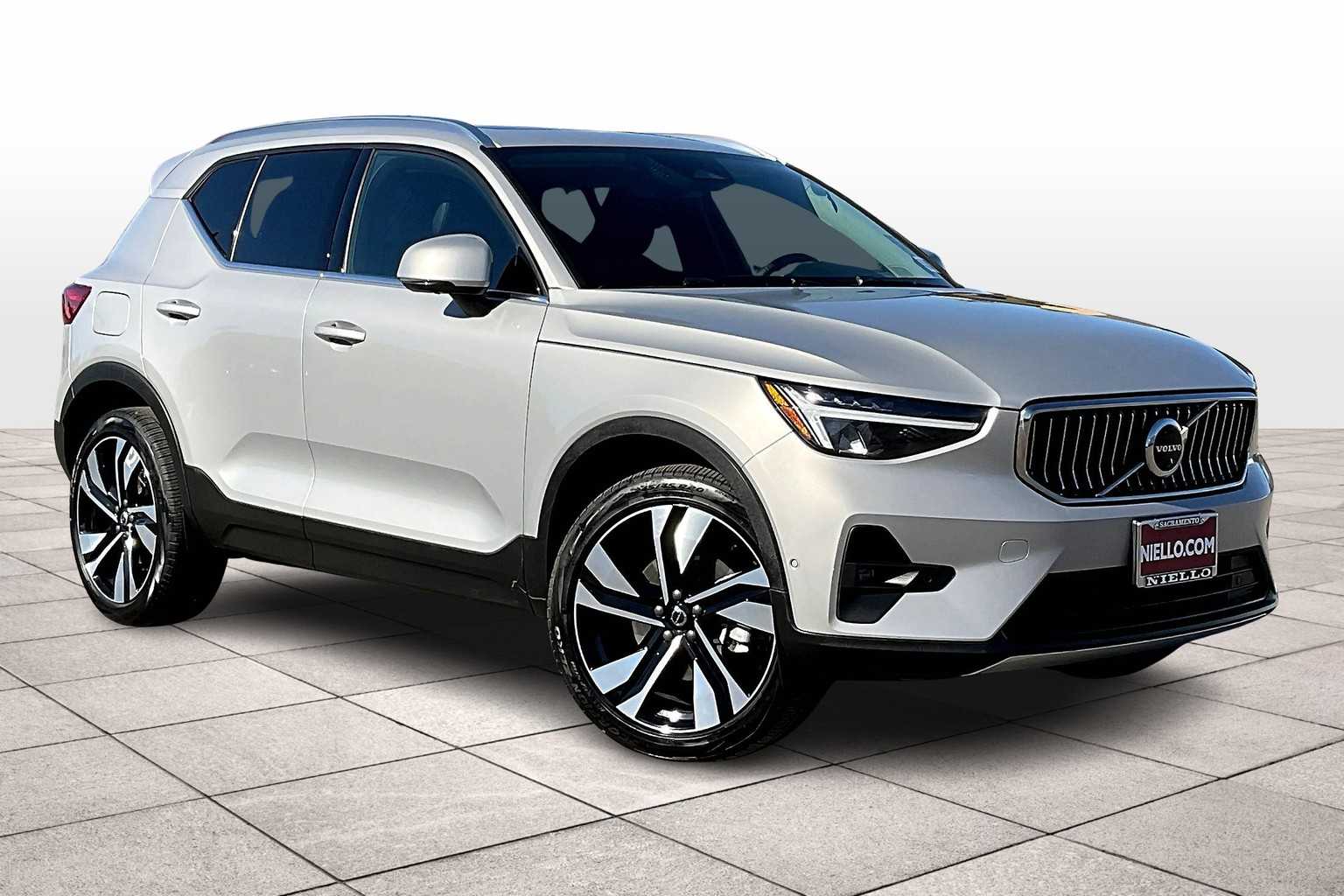 2025 Volvo XC40 Plus photo 2