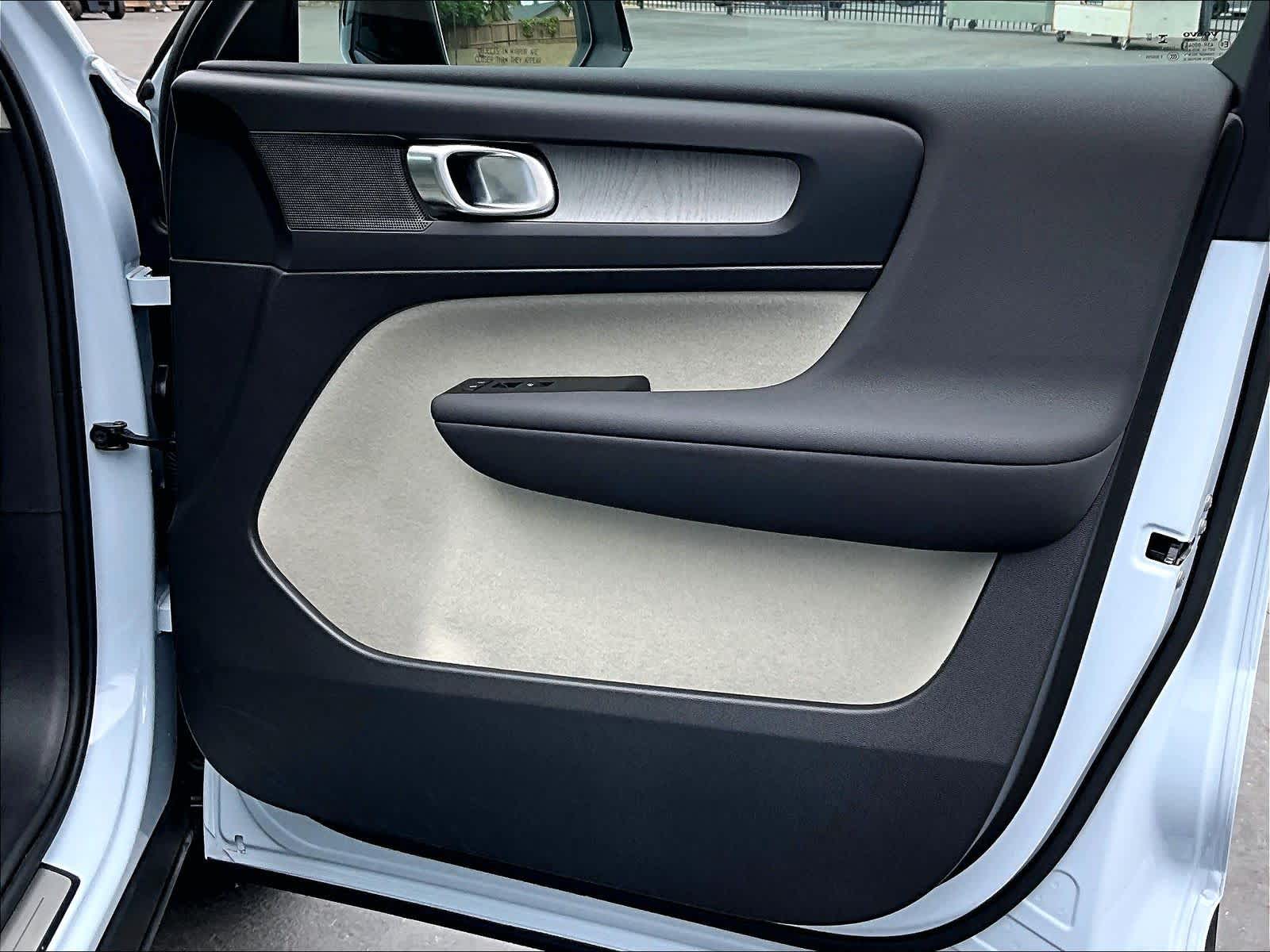 2026 Volvo XC40 Plus - Photo 26