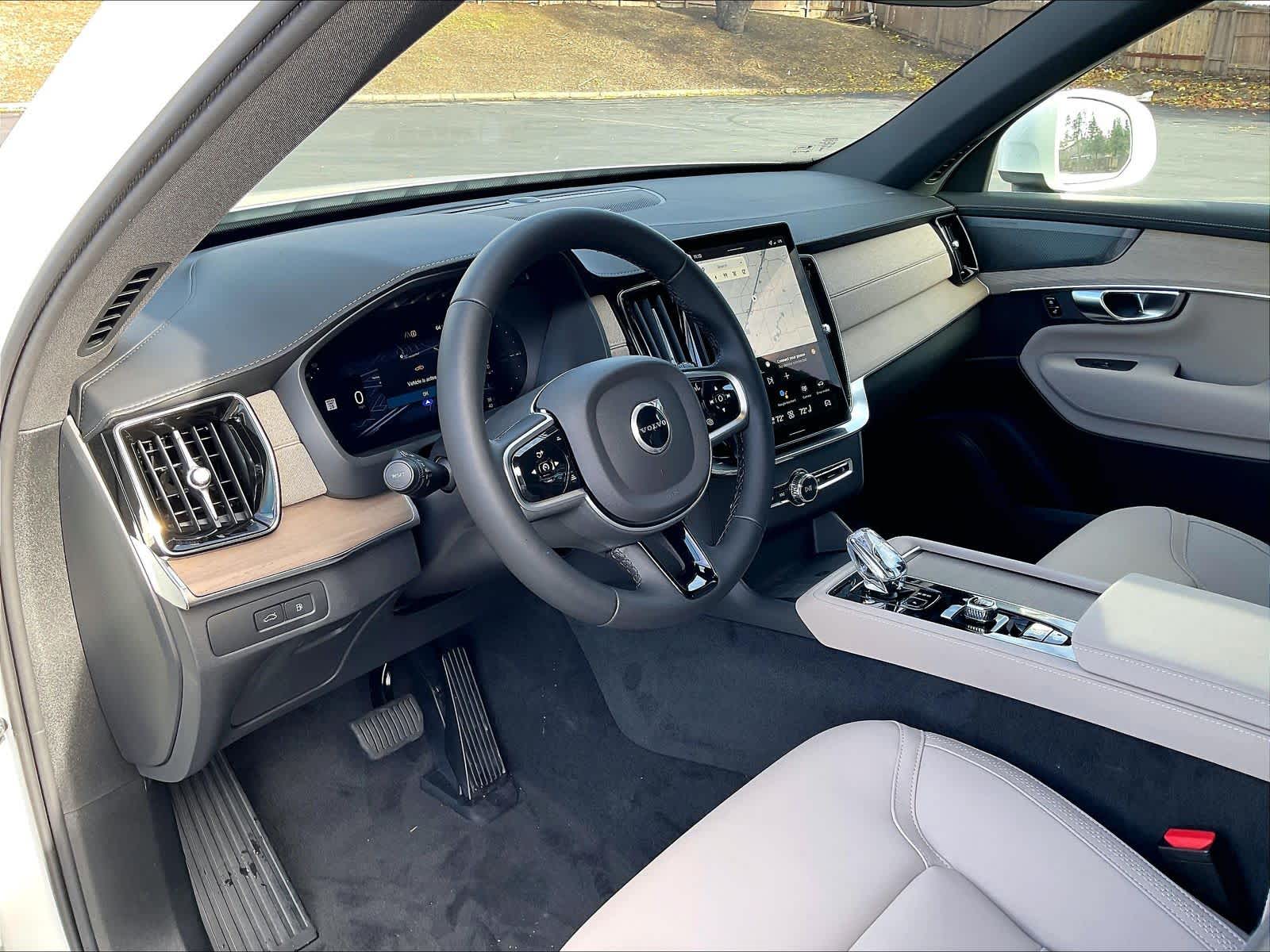 2026 Volvo XC90 plug-in hybrid T8 Plus 6-Seater photo 3