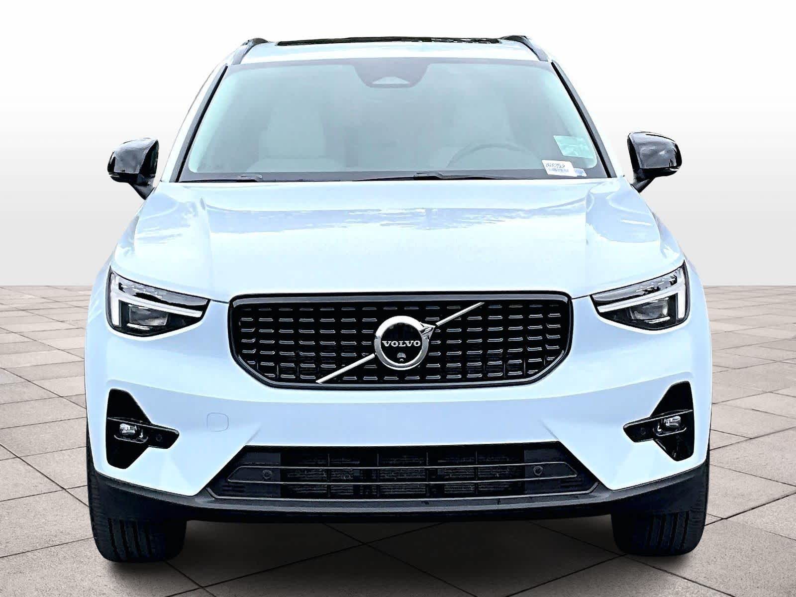 2026 Volvo XC40 Plus photo 2