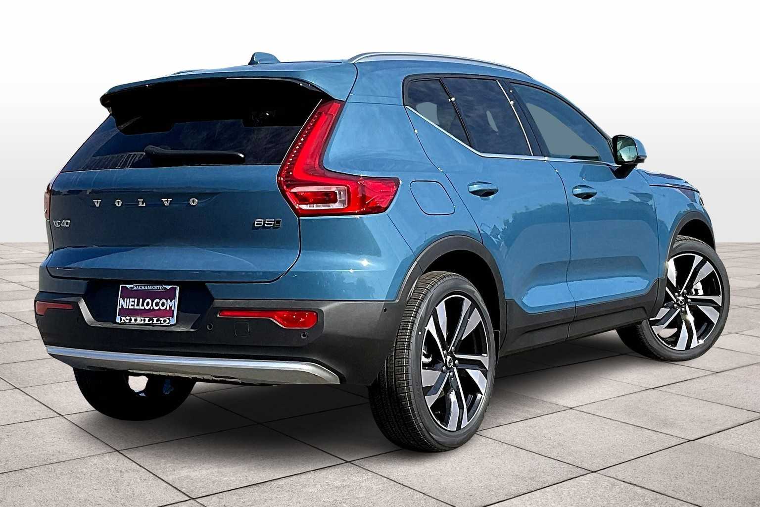 2025 Volvo XC40 photo 4