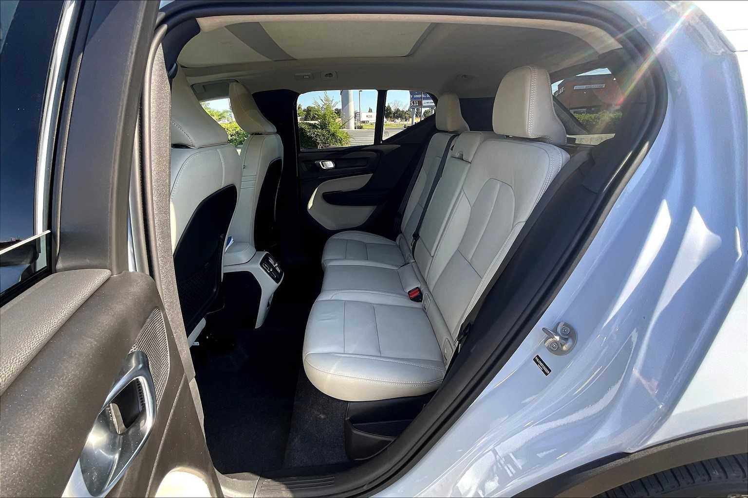 2026 Volvo XC40 Plus - Photo 12