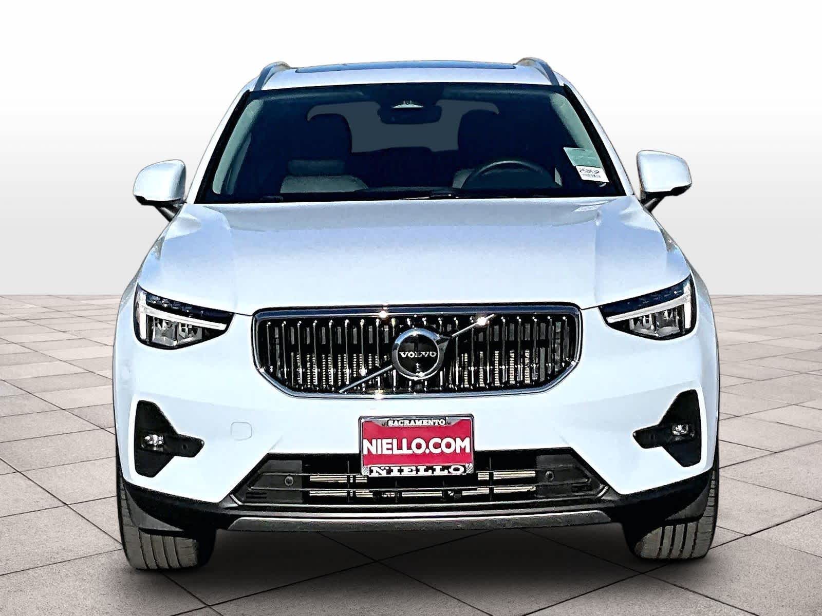 2025 Volvo XC40 Plus Bright Theme photo 2
