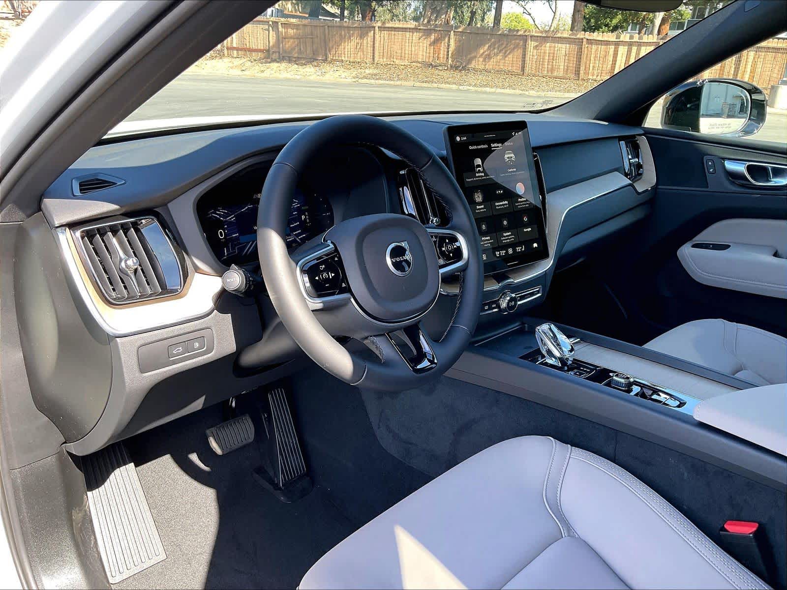 2026 Volvo XC60 plug-in hybrid T8 Plus photo 3