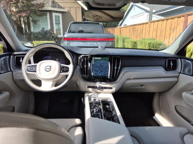 2023 Volvo XC60 Recharge Hybrid Ultimate photo 3