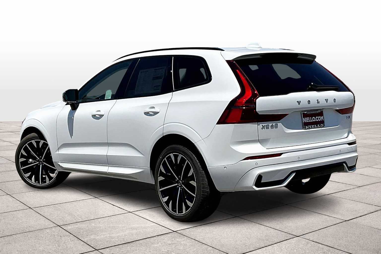 2026 Volvo XC60 B5 photo 2