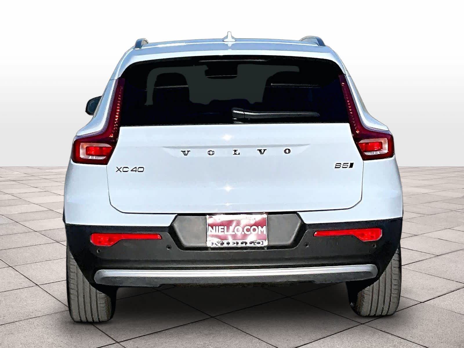 2025 Volvo XC40 Plus Bright Theme photo 4