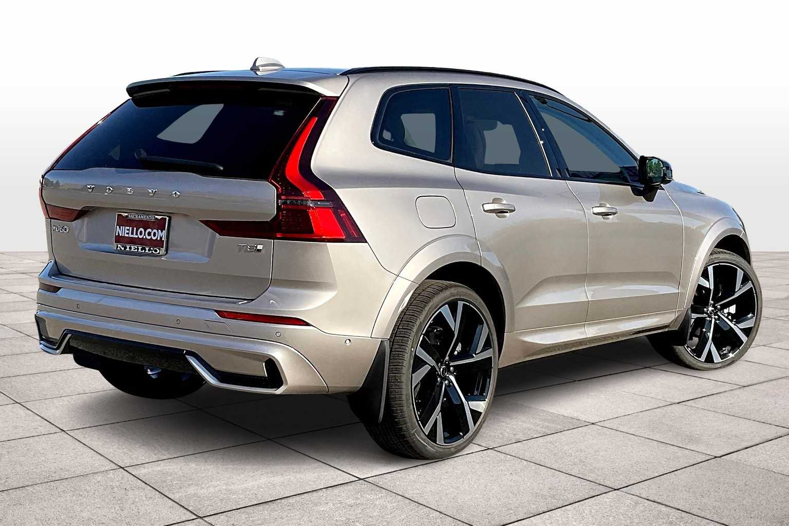 2026 Volvo XC60 T8 photo 4