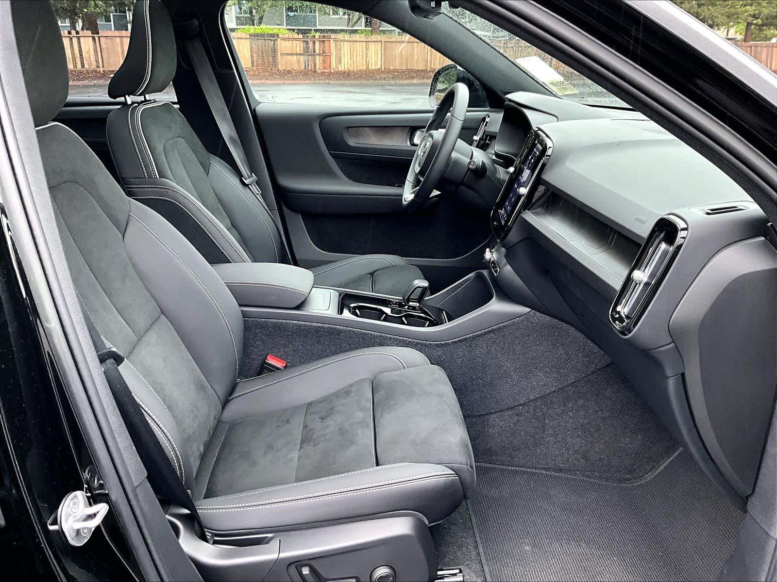 2023 Volvo XC40 Recharge Pure Electric Plus photo 3