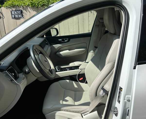 2023 Volvo XC60 Recharge Plug-In Hybrid Plus Dark Theme photo 4