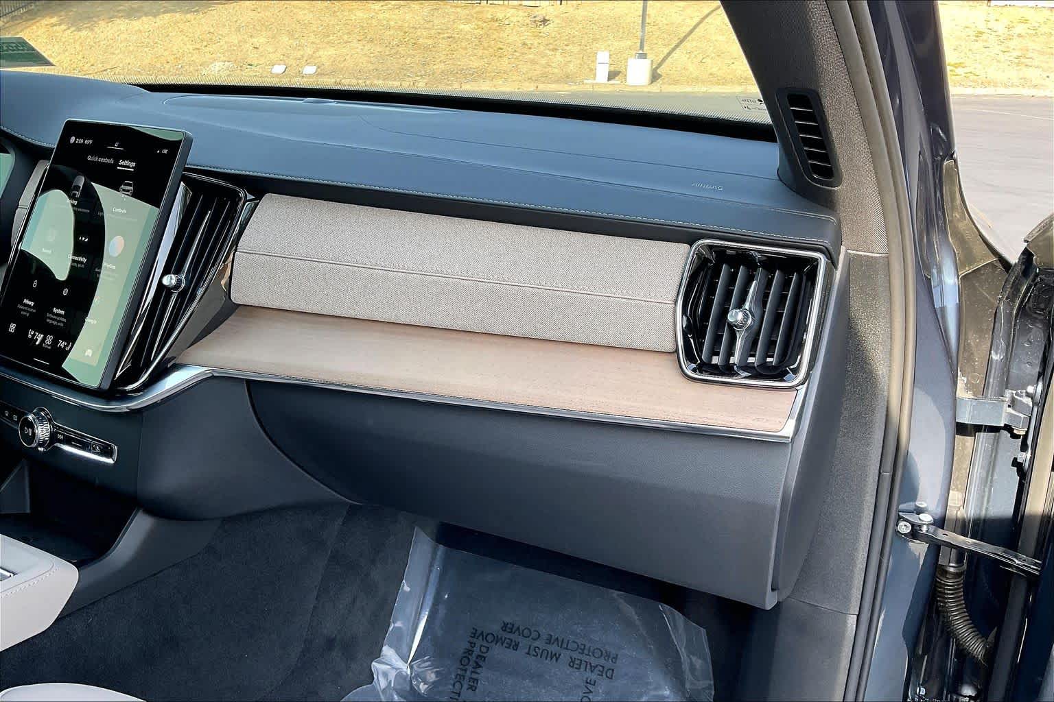 2025 Volvo XC90 Core - Photo 17