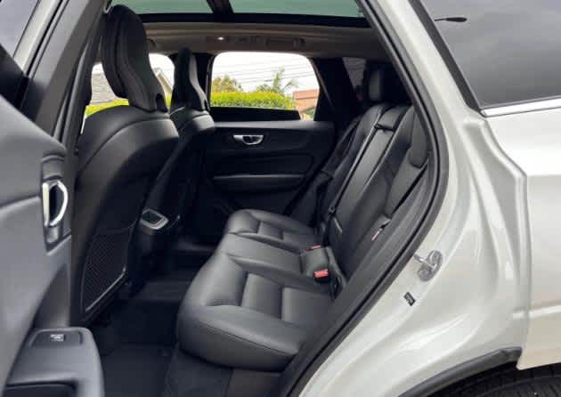 2023 Volvo XC60 Plus Bright Theme photo 5