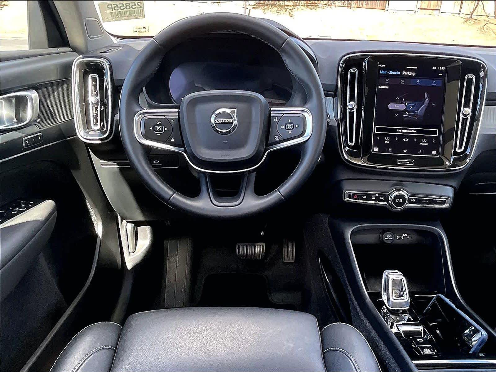 2025 Volvo XC40 Plus Bright Theme photo 5