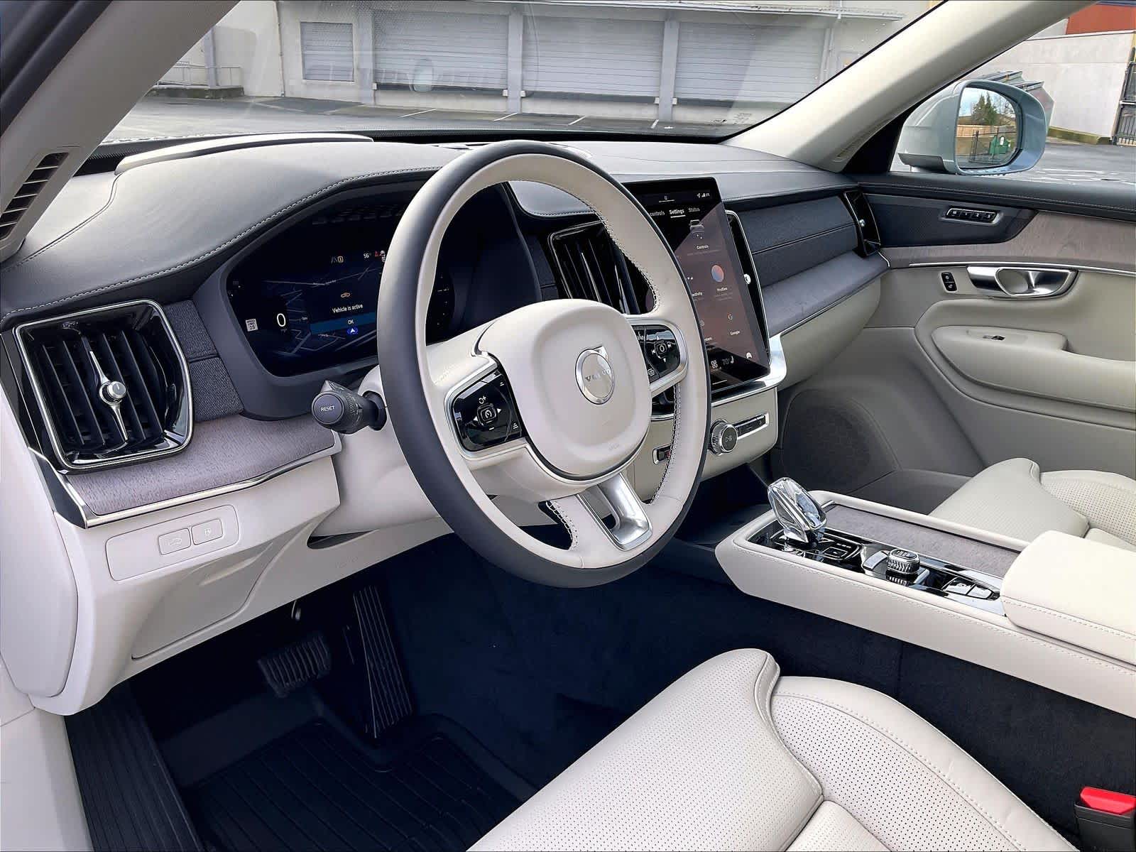 2026 Volvo XC90 plug-in hybrid T8 Ultra 7-Seater photo 3