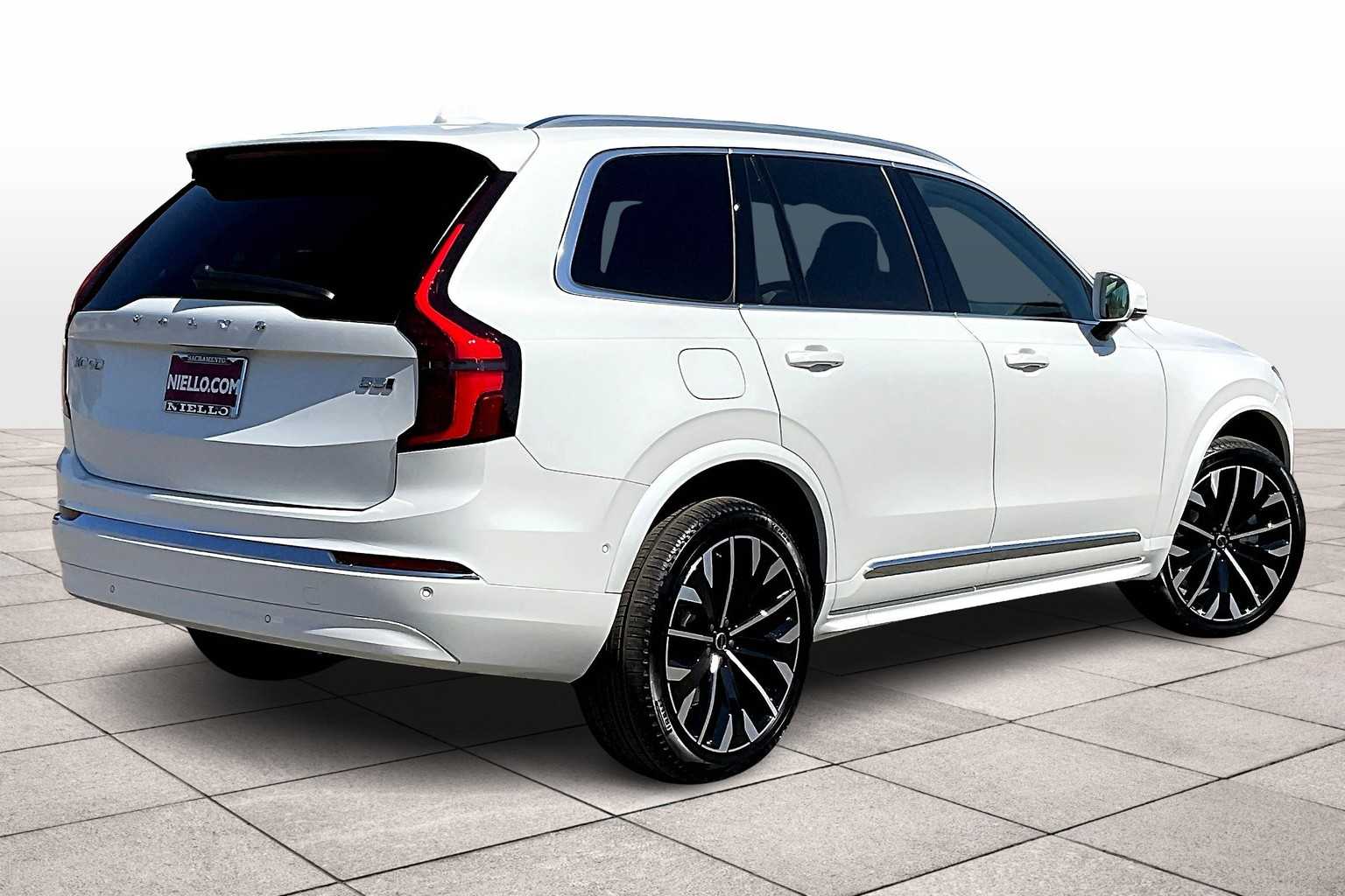 2026 Volvo XC90 B5 Plus photo 4