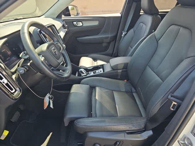 2025 Volvo XC40 Plus AWD photo 4