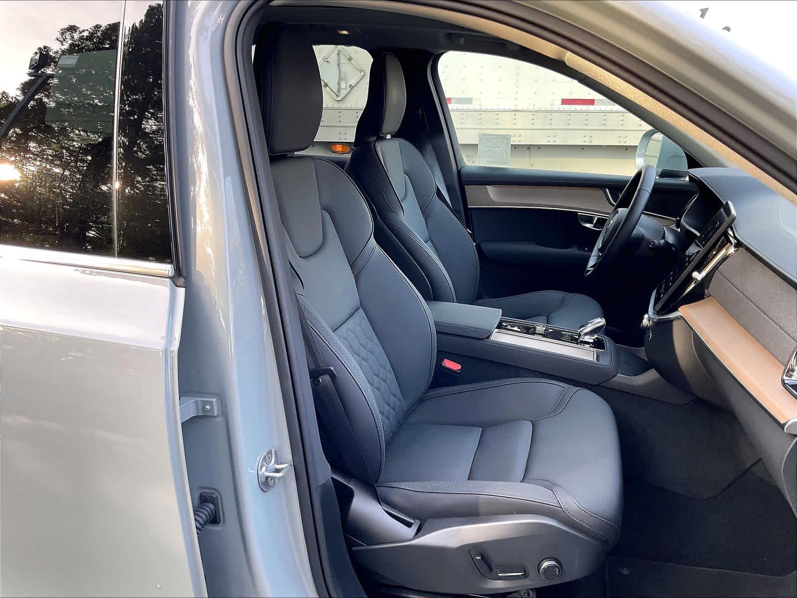 2025 Volvo XC90 Core - Photo 9