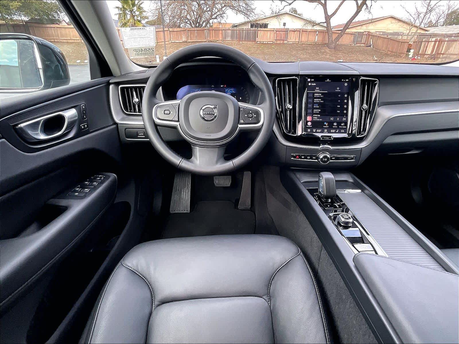 2025 Volvo XC60 Core photo 5