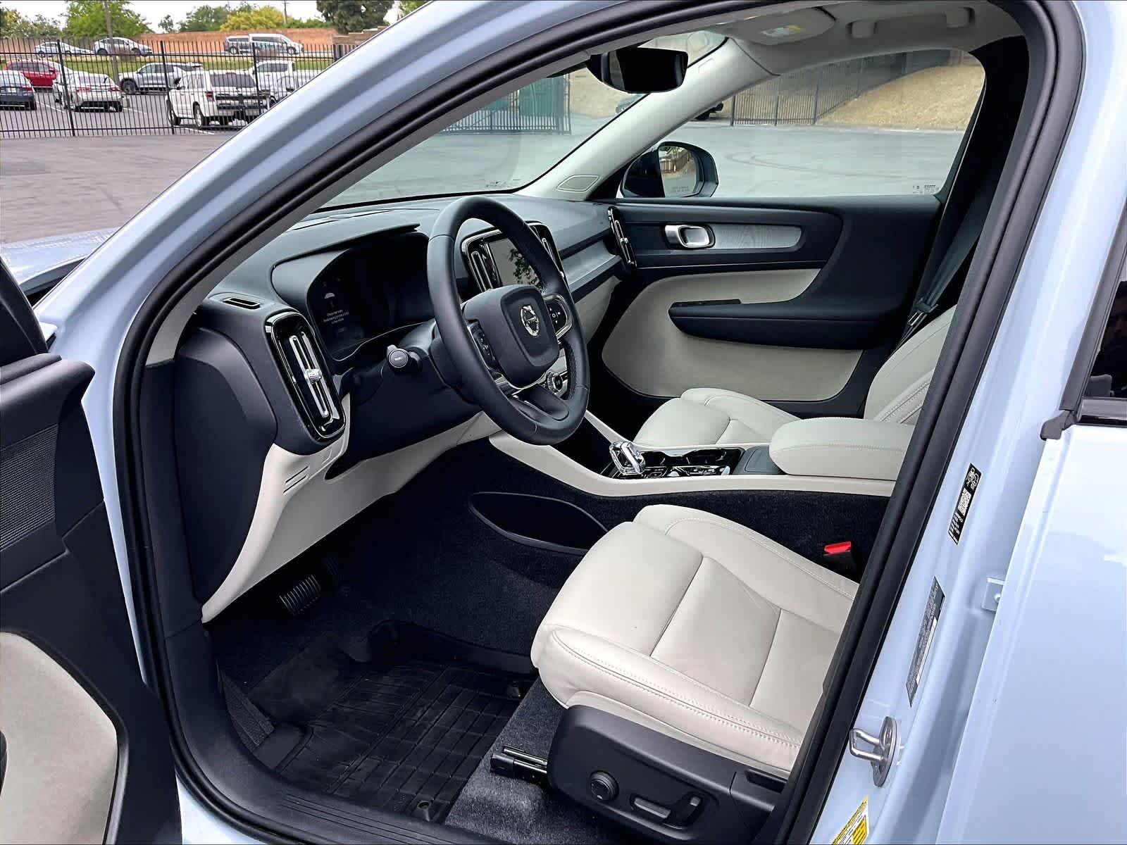 2026 Volvo XC40 Plus - Photo 16