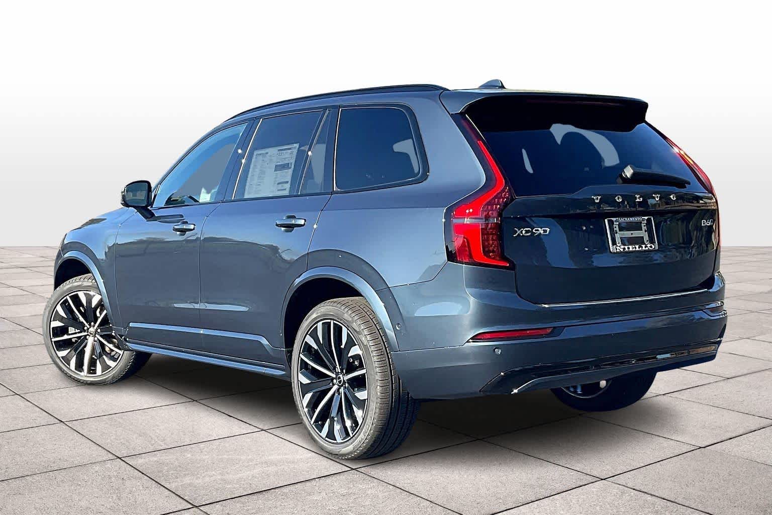 2026 Volvo XC90 B6 Ultra Dark Theme 7-Seater photo 2