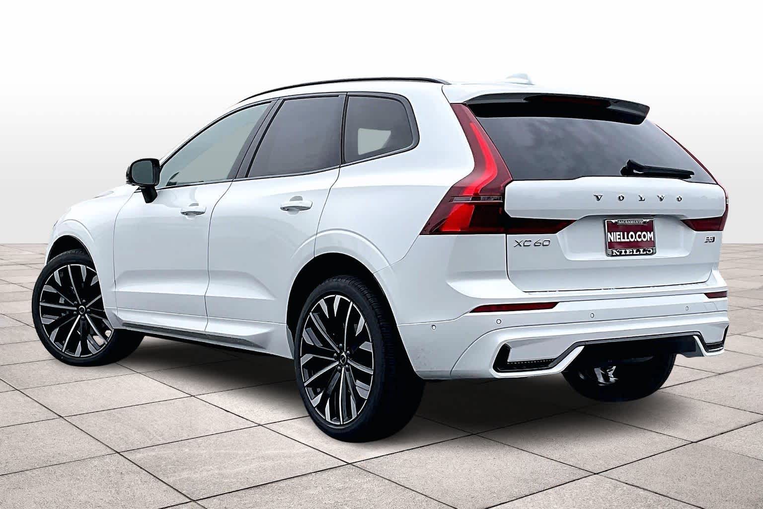 2026 Volvo XC60 B5 Ultra photo 2