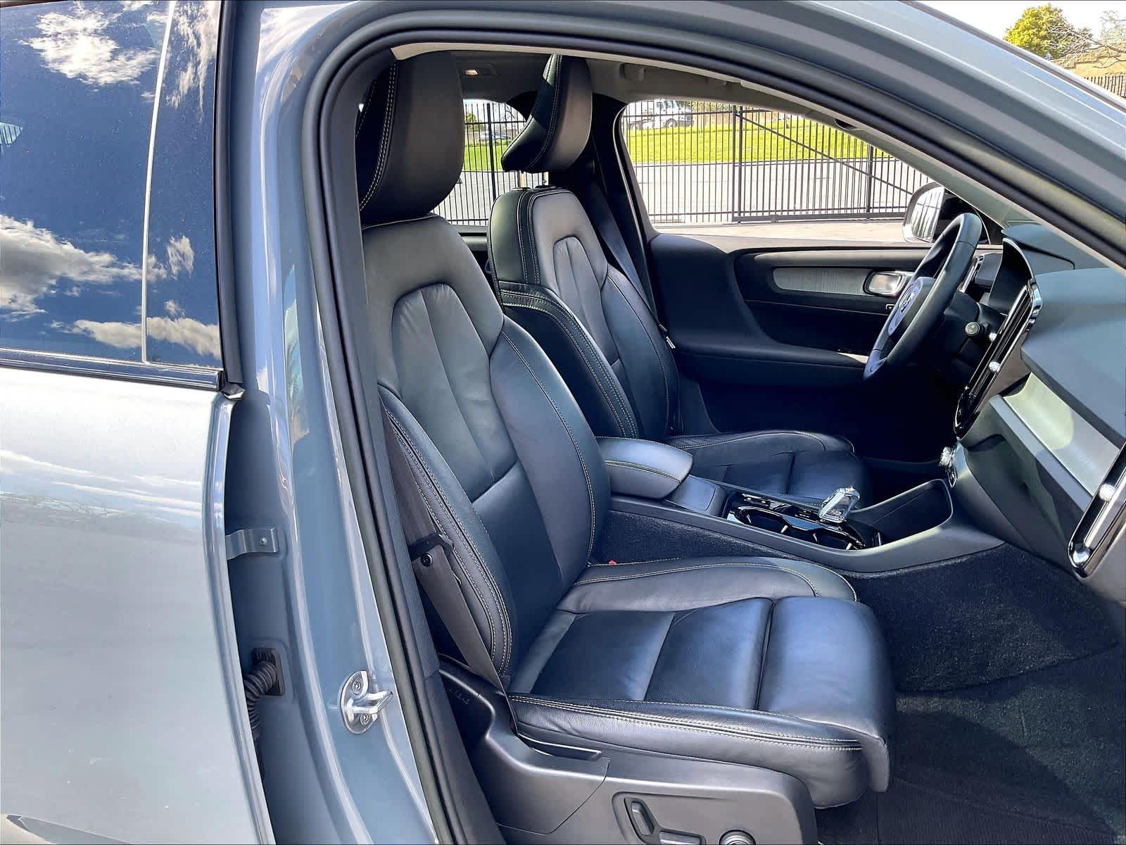 2023 Volvo XC40 Plus Dark Theme photo 3