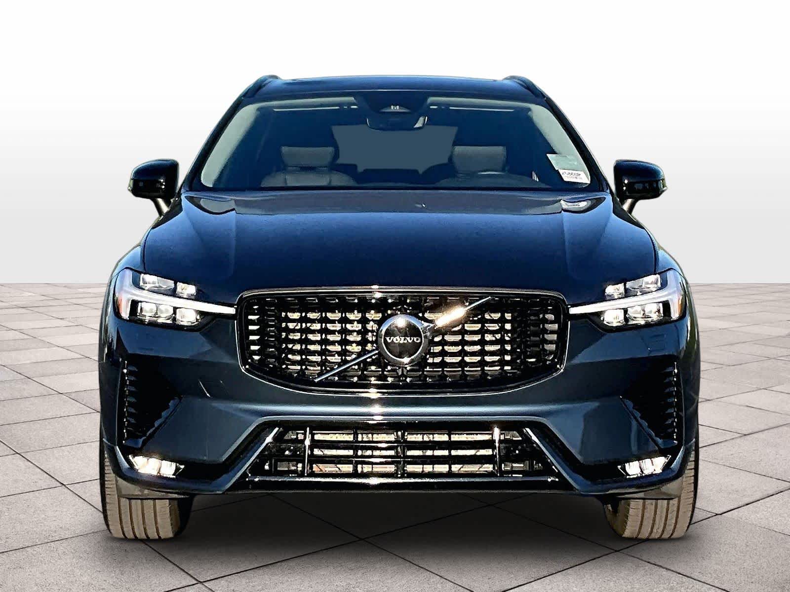 2025 Volvo XC60 Core photo 2