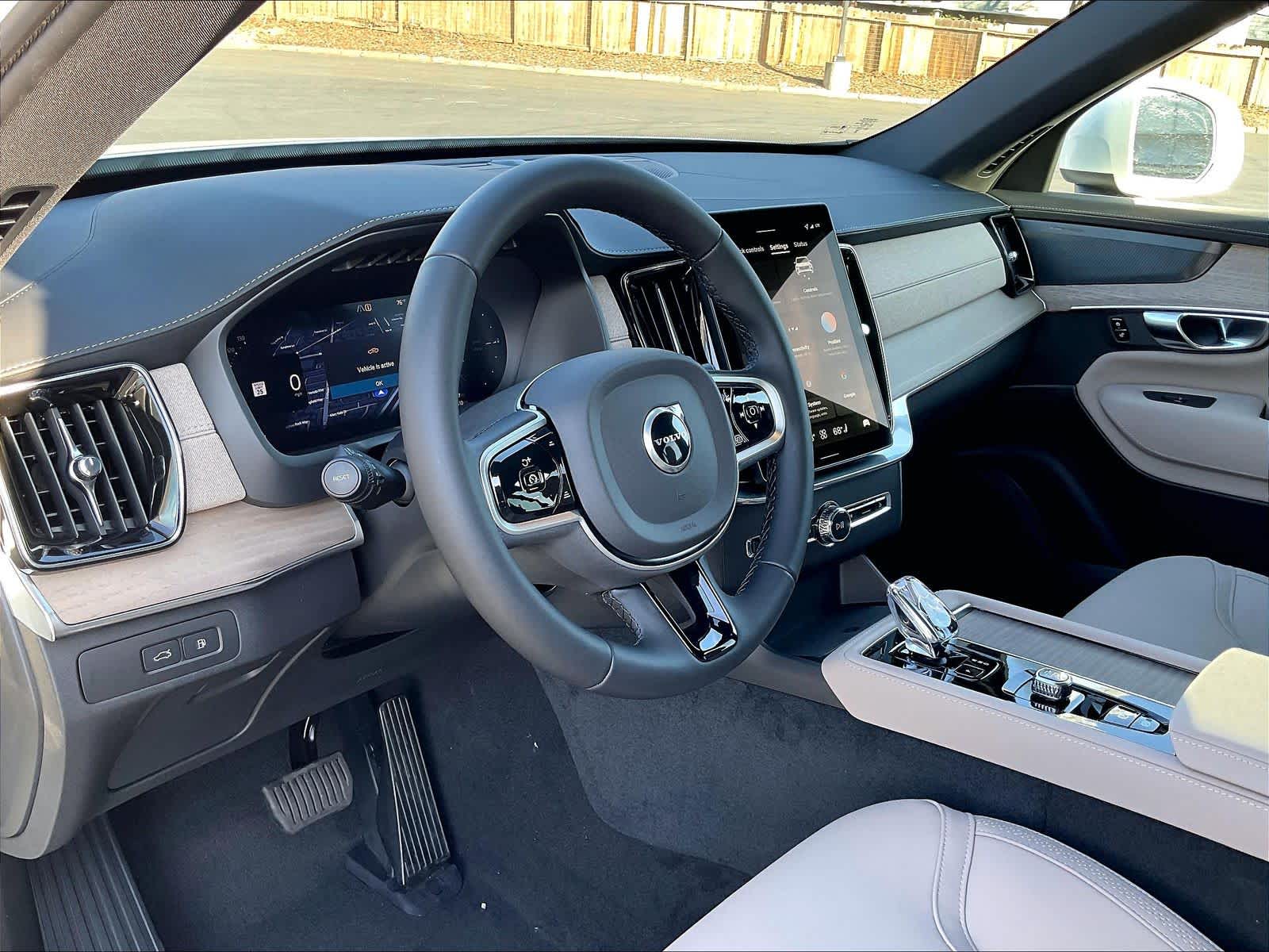 2026 Volvo XC90 plug-in hybrid T8 Plus 7-Seater photo 3