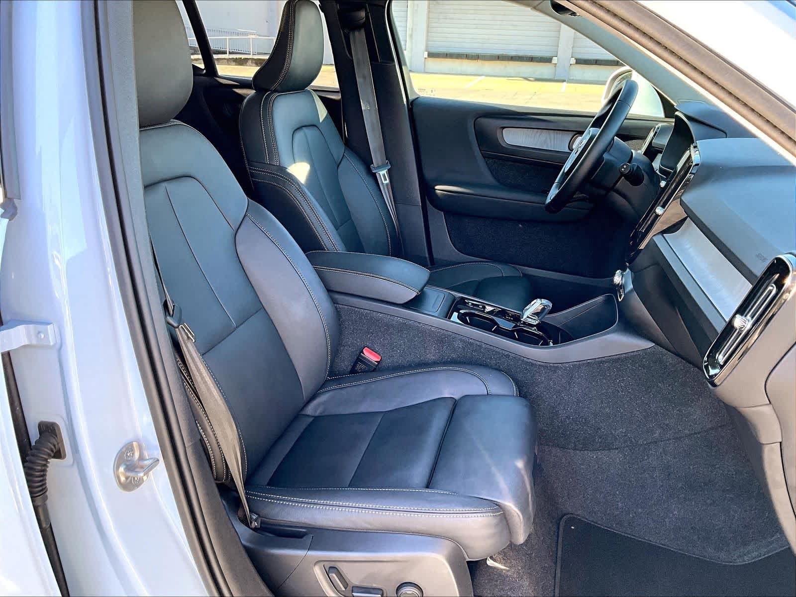 2025 Volvo XC40 Plus Bright Theme photo 3