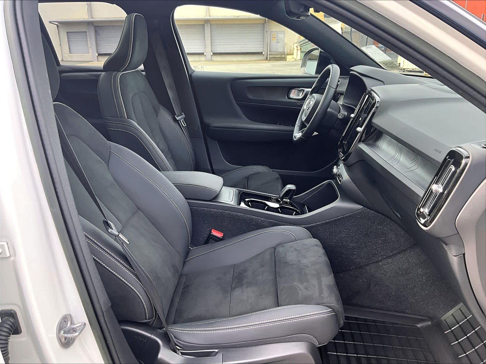 2023 Volvo XC40 Recharge Pure Electric Ultimate photo 3