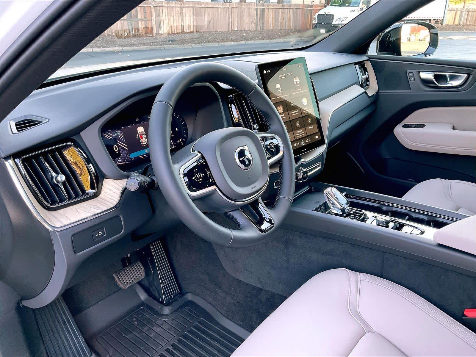 2026 Volvo XC60 B5 Plus photo 3