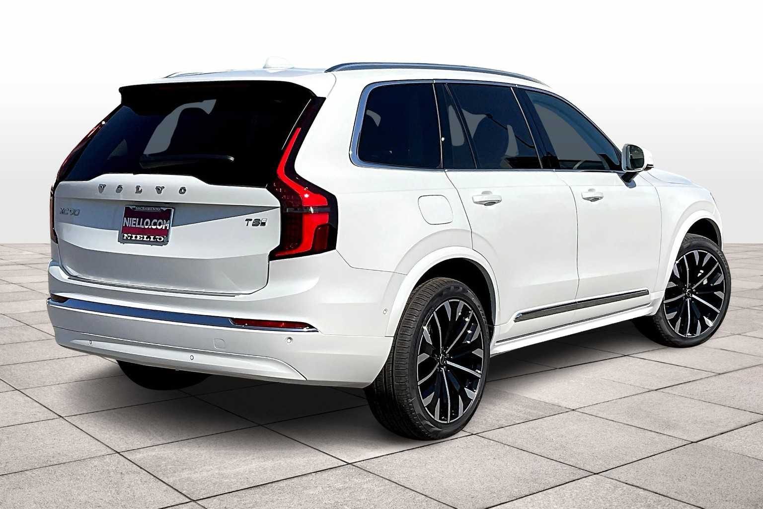 2026 Volvo XC90 T8 photo 3