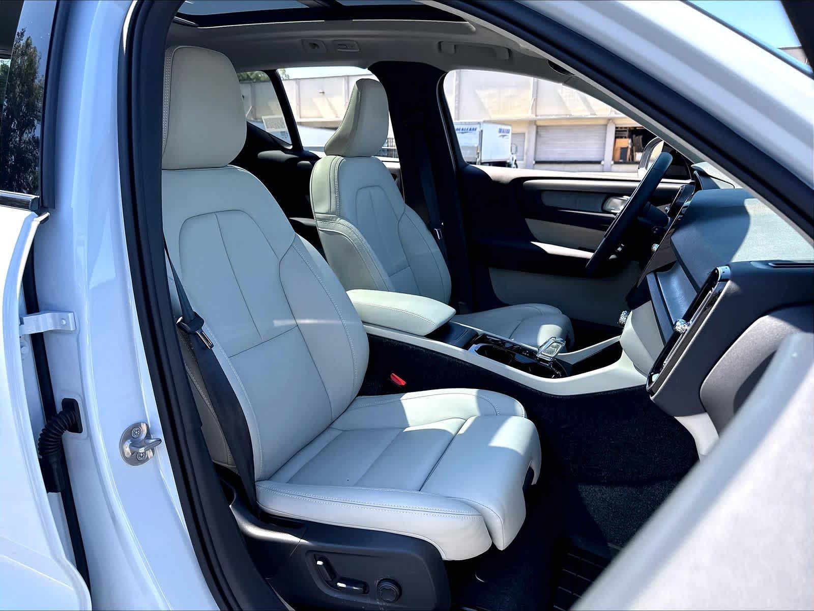 2026 Volvo XC40 Plus - Photo 9
