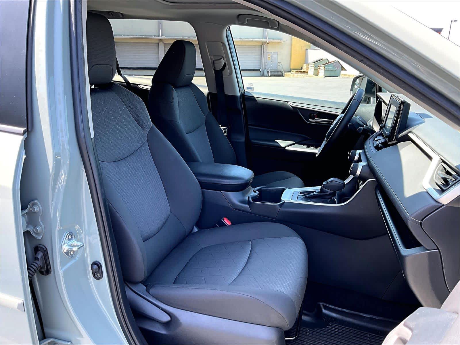 2022 Toyota RAV4 XLE photo 3