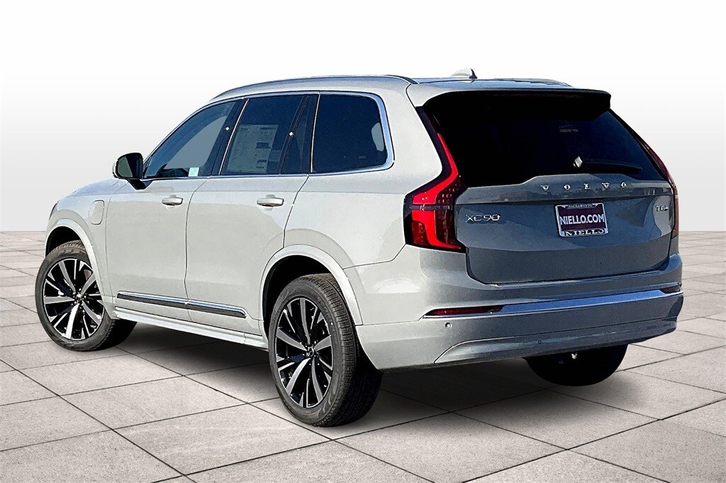 2025 Volvo XC90 T8 Core photo 3