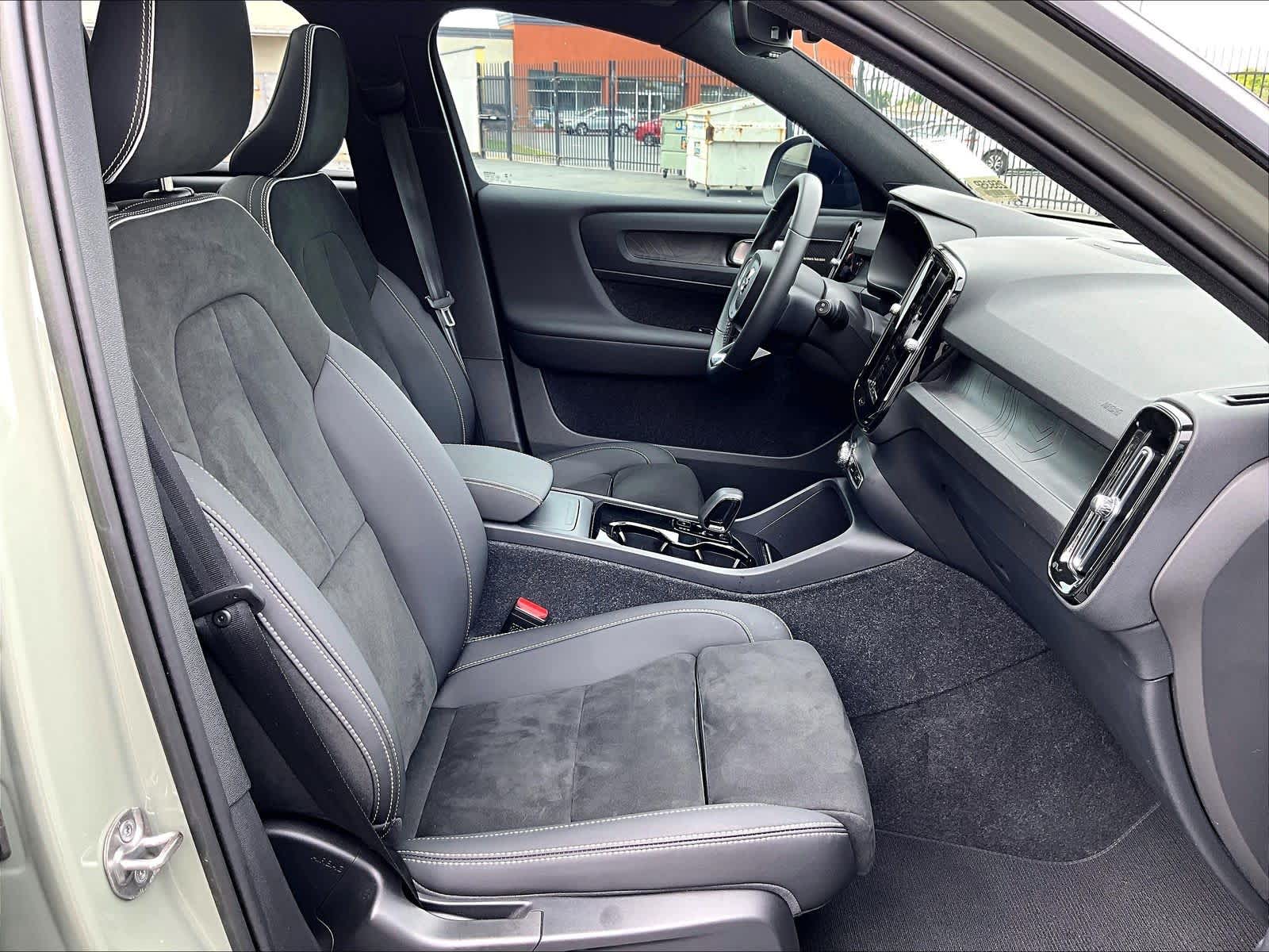 2023 Volvo XC40 Recharge Pure Electric Ultimate photo 3