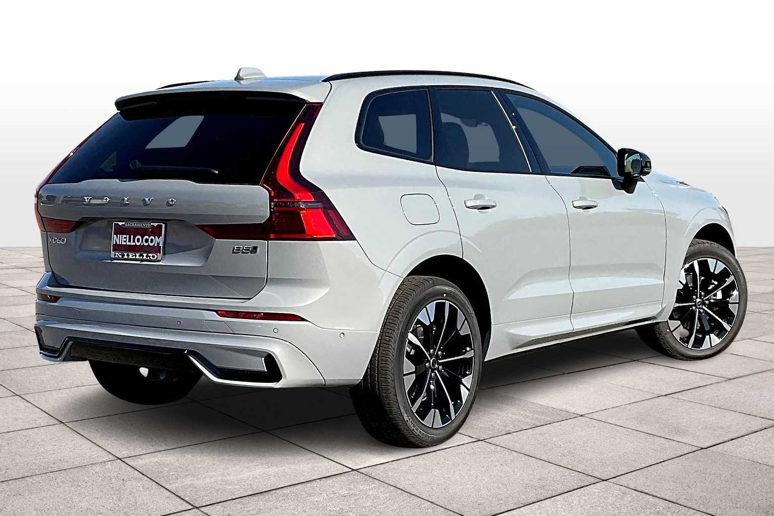 2026 Volvo XC60 B5 Plus photo 4