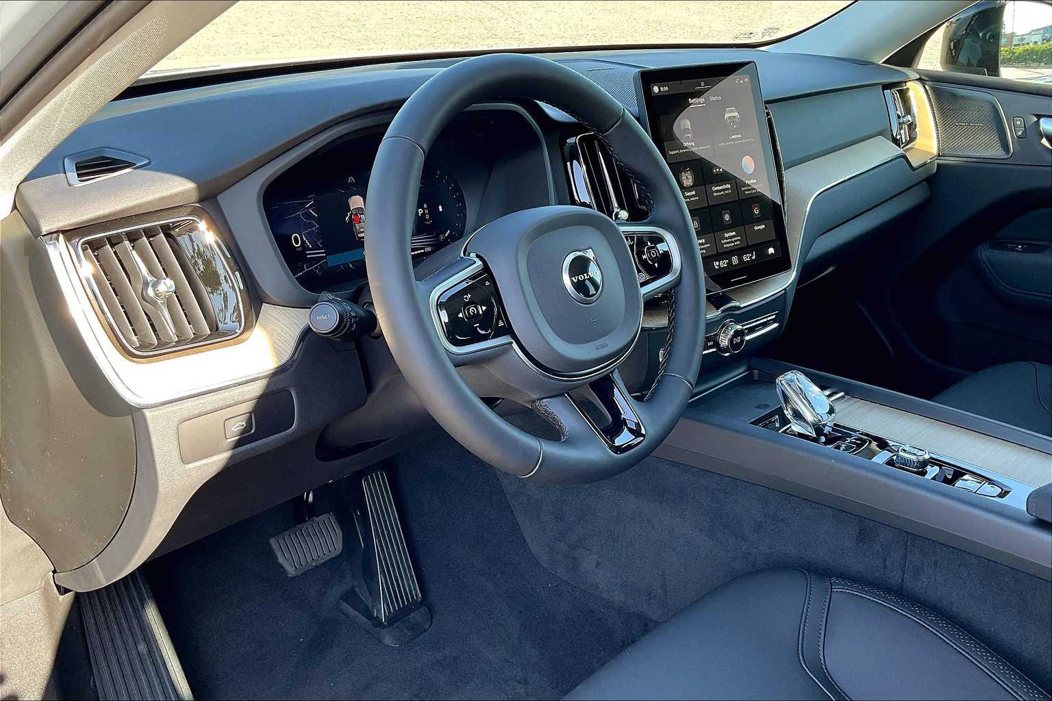 2026 Volvo XC60 B5 Plus photo 3