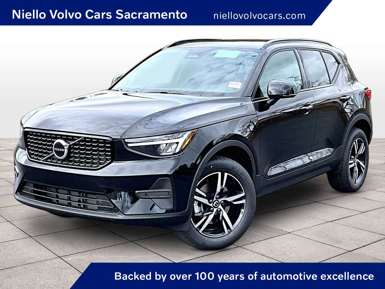 2026 Volvo XC40 B4 Core Dark FWD's photo