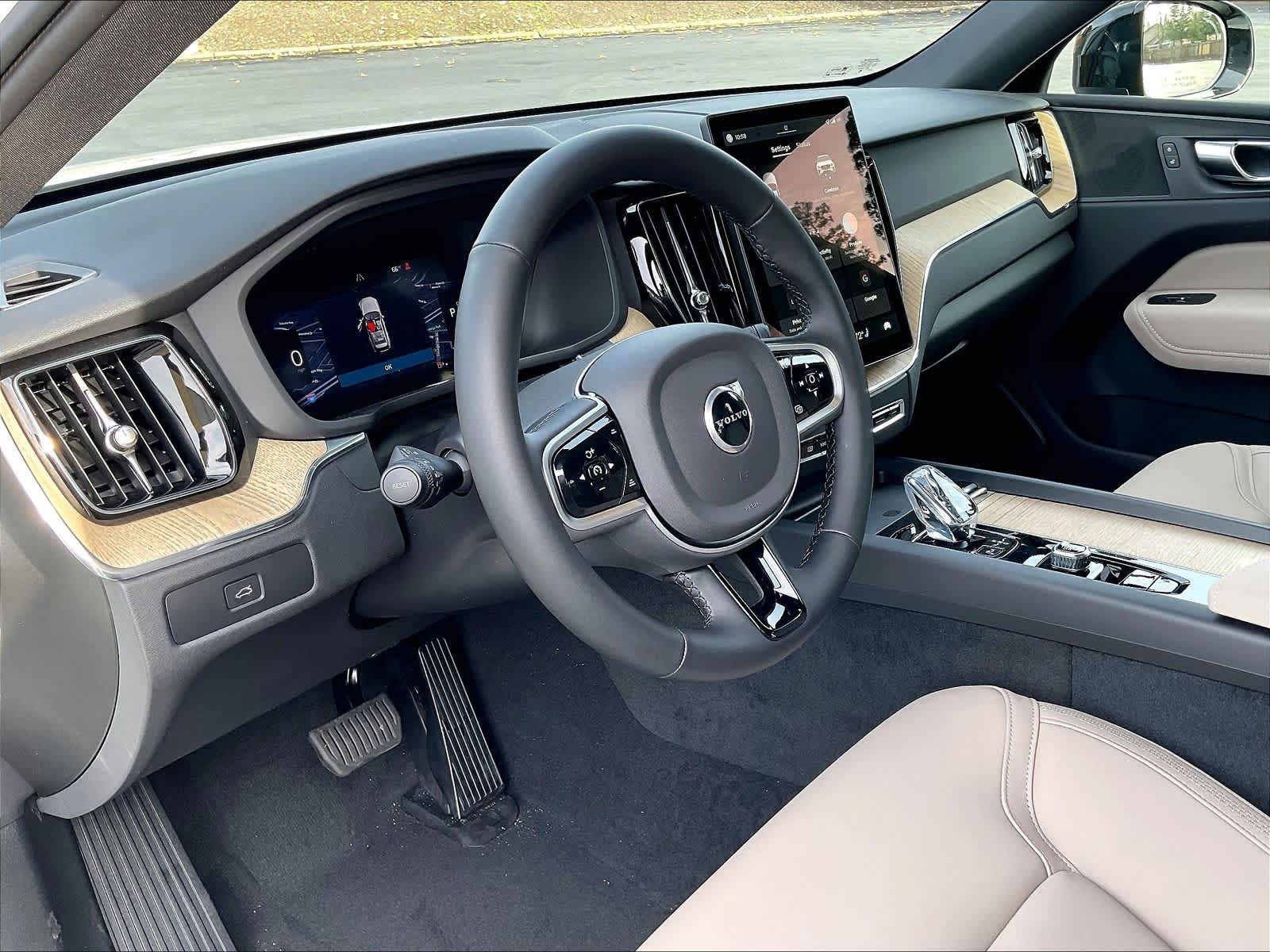 2026 Volvo XC60 B5 Plus photo 3