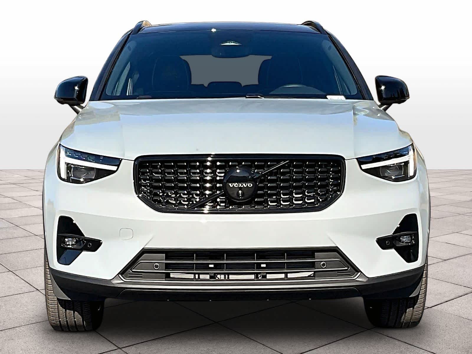 2026 Volvo XC40 B5 Ultra Black Edition photo 4