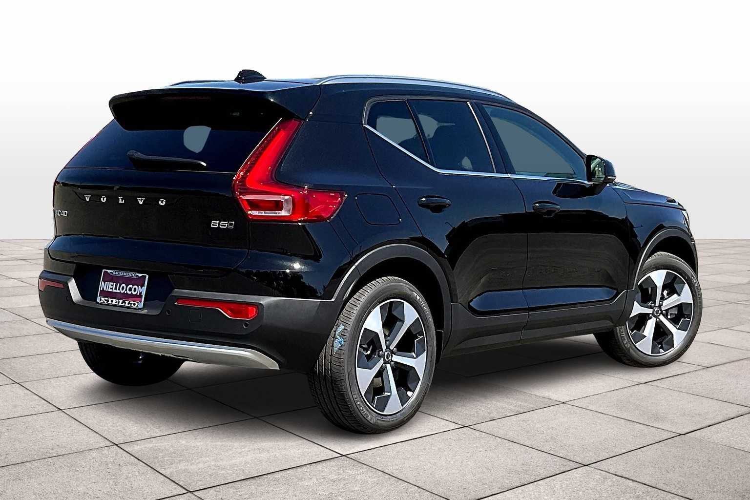 2025 Volvo XC40 Core photo 4