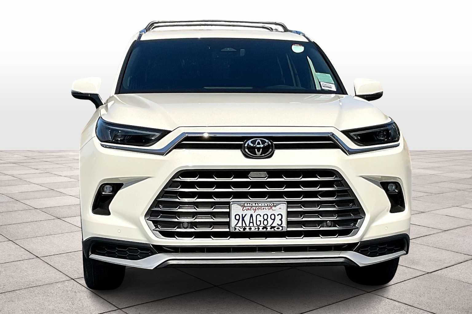 2024 Toyota Highlander Hybrid Limited photo 3