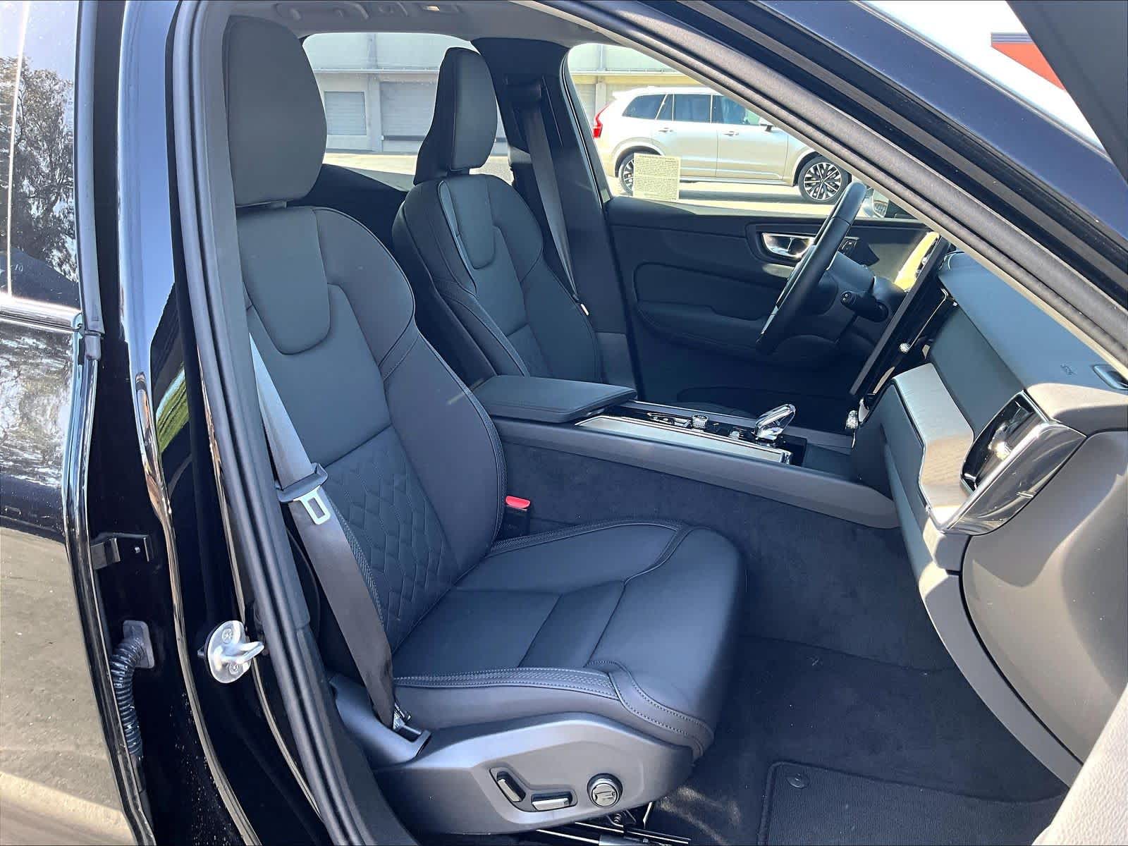 2026 Volvo XC60 Plug-In Hybrid Plus photo 3