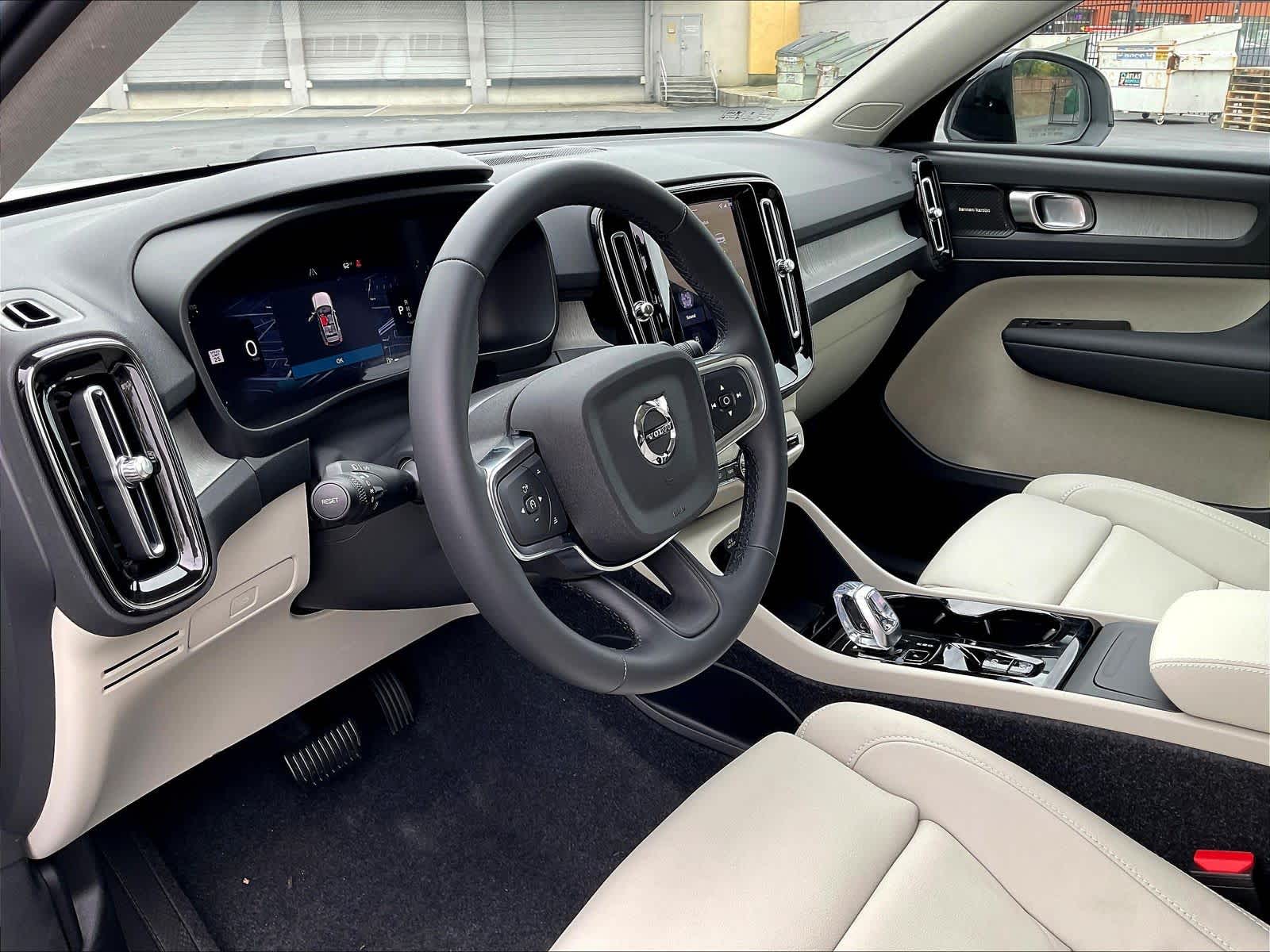 2026 Volvo XC40 B4 Plus photo 3