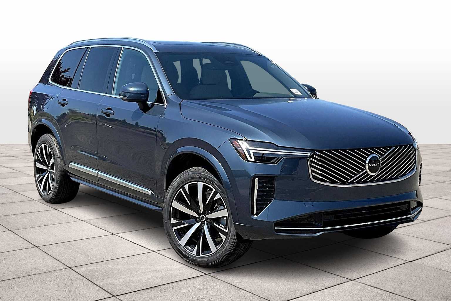 2025 Volvo XC90 B5 Core photo 2