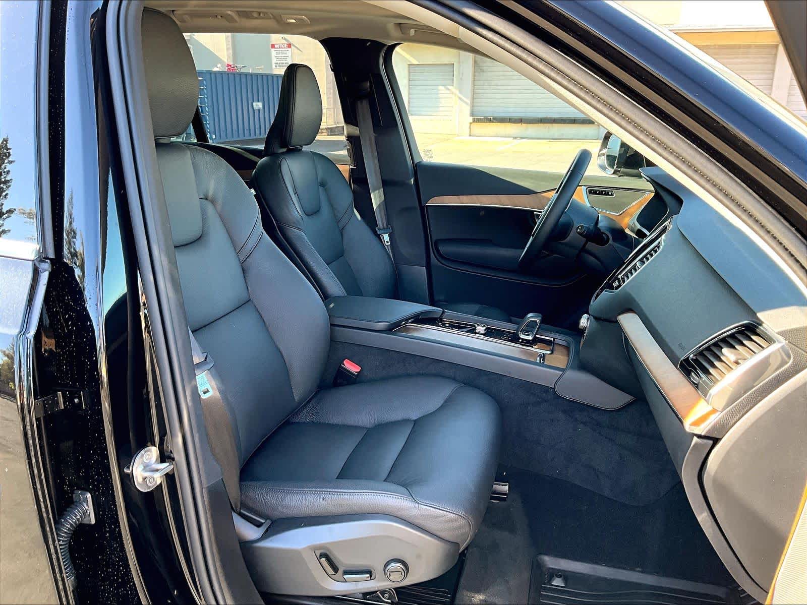 2025 Volvo XC90 Plug-In Hybrid Plus photo 3