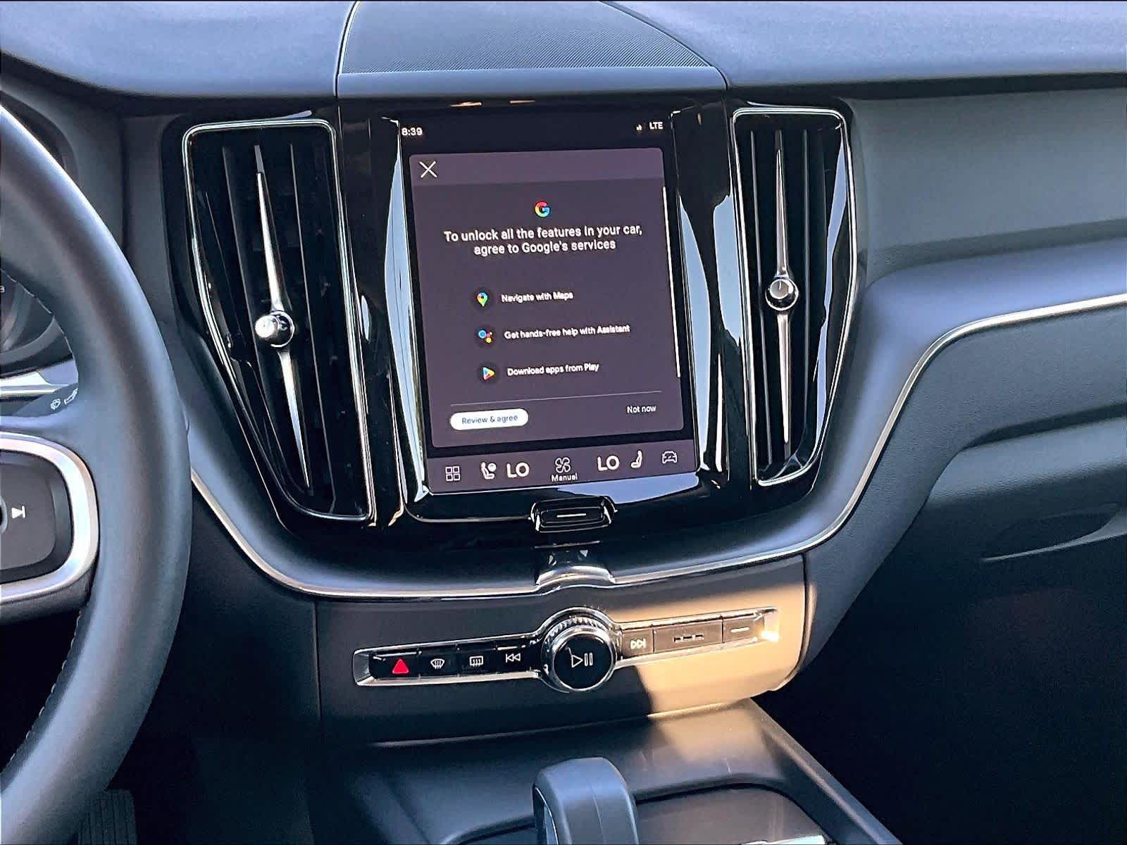 2025 Volvo XC60 Core photo 6